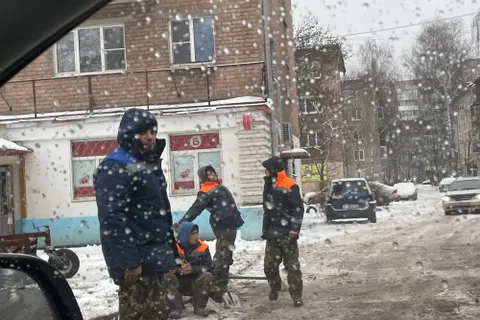 На улице Красноборская в Ярославле асфальт укладывают в снегопад