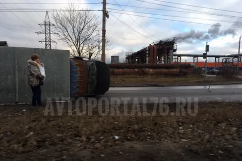 В Ярославле на улице Промышленной перевернулась «ГАЗель»: видео
