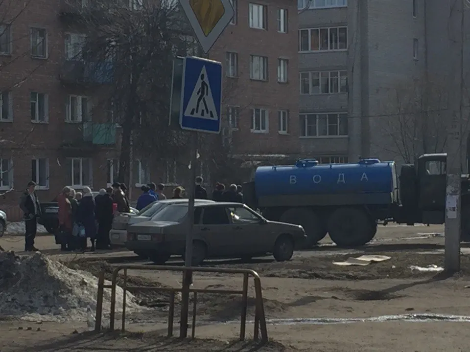 В Ростове Ярославской области продолжается подвоз бутилированной воды