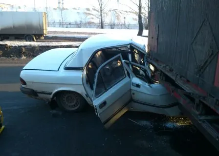 В Ярославле Волга врезалась в фуру - погиб один человек