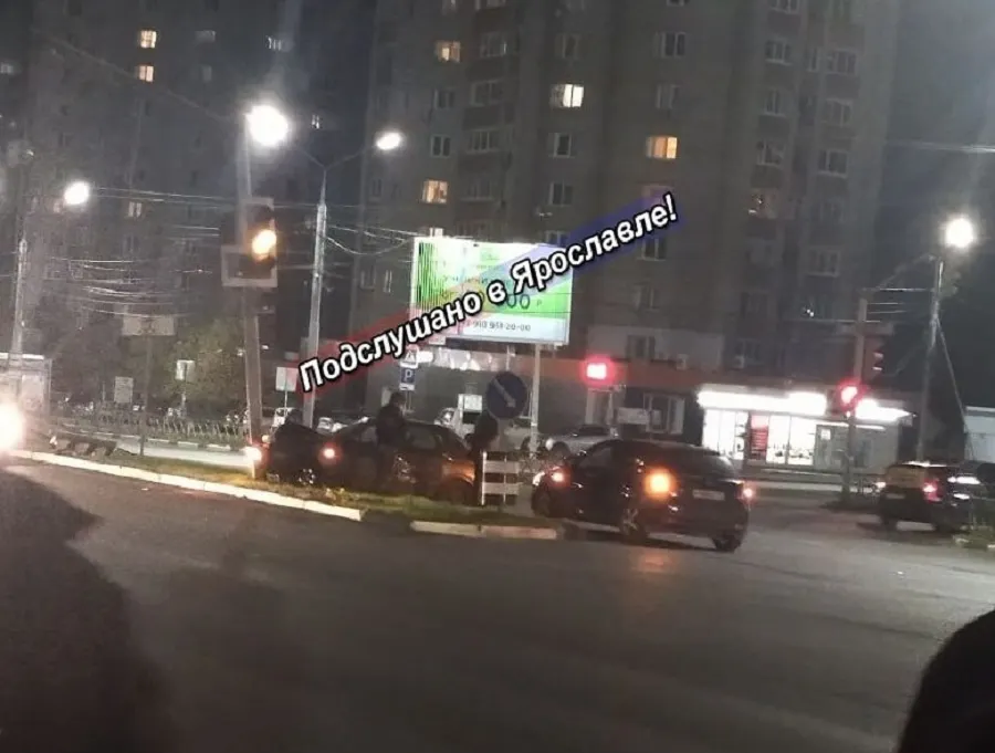 В Ярославле легковушка въехала в светофор