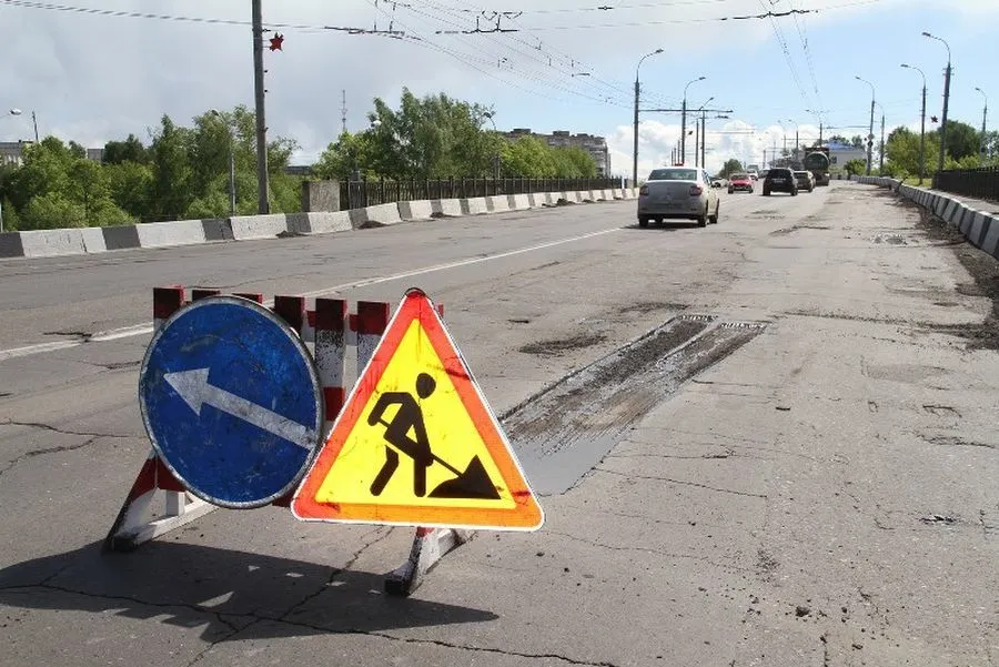 В Рыбинске ямы на дорогах ремонтируют горячим асфальтобетоном