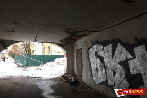 В здании напротив ярославского правительства может рухнуть арка