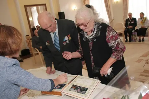 В Ярославле отмечали бриллиантовые, изумрудные, золотые юбилеи семейных пар
