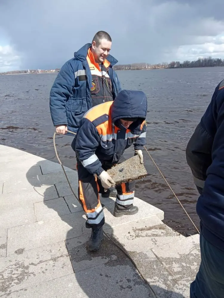 В Ярославле водолазы подняли со дна гранитную плитку Волжской Набережной