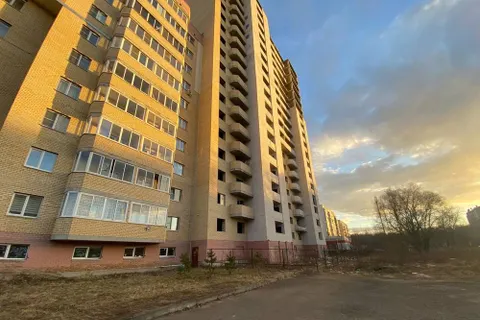 В Ярославле вокруг опасного недостроя ставят забор