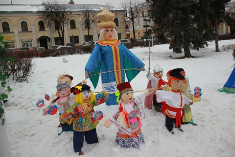 В сквере на улице Андропова в Ярославле устанавливают масленичных кукол