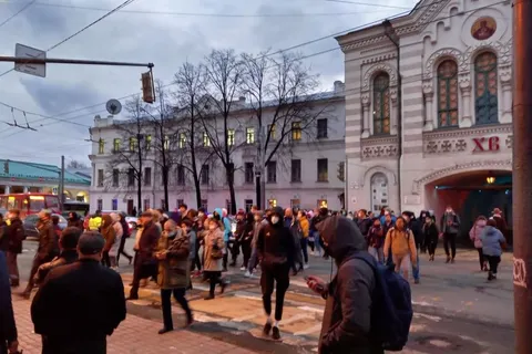 Колонна протестующих покидает место митинга в Ярославле