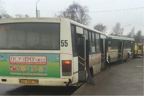 В Ярославле на Октябрьском мосту столкнулись два автобуса с пассажирами