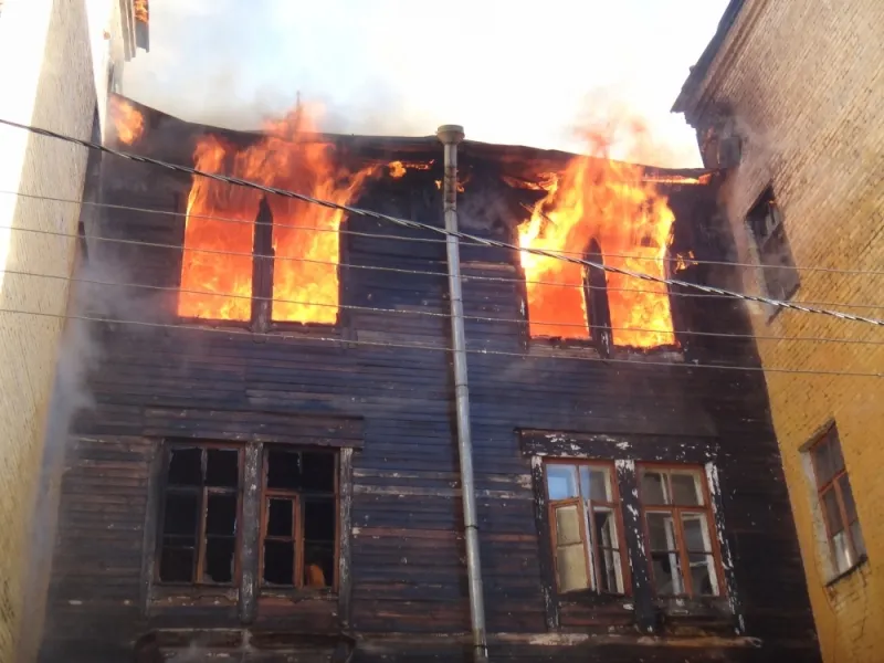 В центре Ярославля сгорело трехэтажное здание