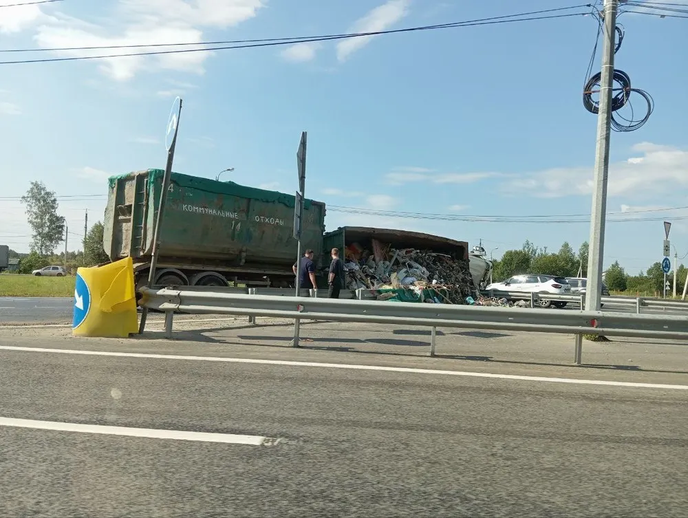 В Ярославле перевернулся мусоровоз