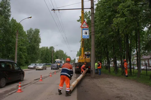В Ярославле ведется работа по замене аварийных опор