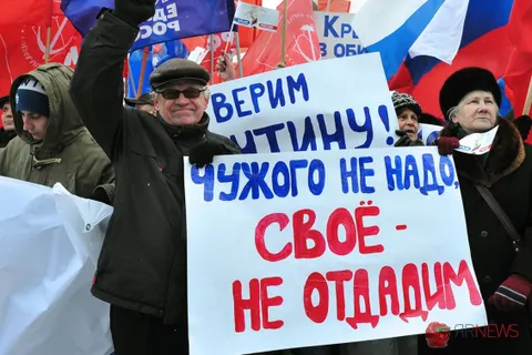 На митинге в поддержку Крыма ярославские партии меряются флагами. Фоторепортаж