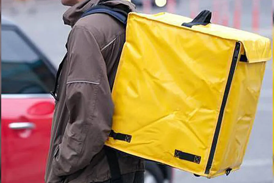 В Ярославле доставщик еды обокрал пьяную клиентку