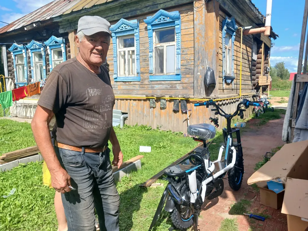 В Ярославской области жители купили 74-летнему дворнику электровелосипед