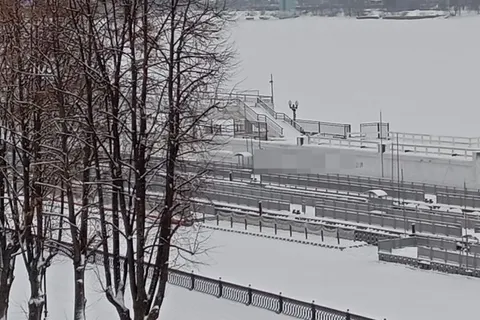 Вандал изрисовал речной причал в центре Ярославля