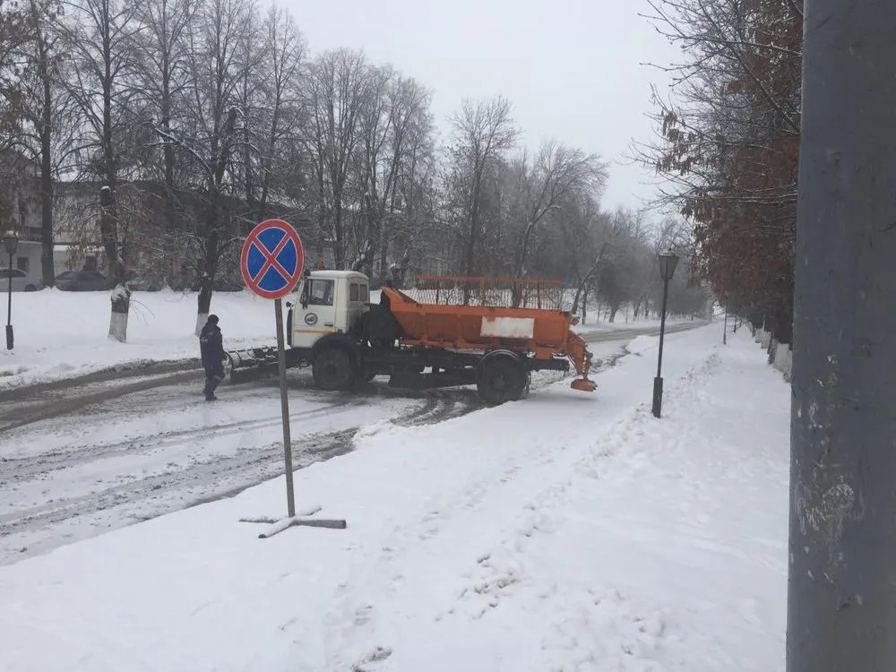 В Ярославле снегоуборочной техникой перекрывают дороги