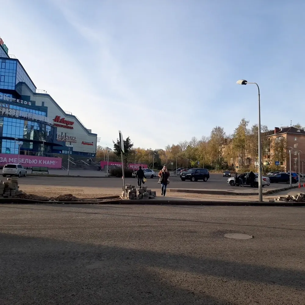 В Ярославле у «Фараона» разобрали плитку перед пешеходным переходом