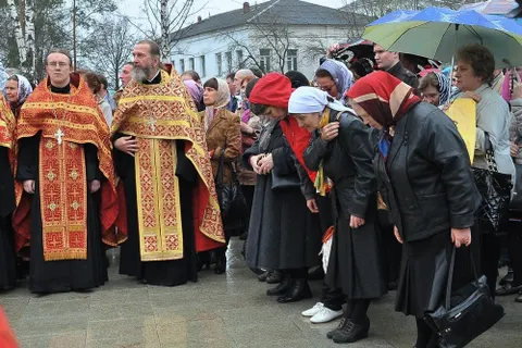 В Ярославль прибыл благодатный огонь. Фоторепортаж