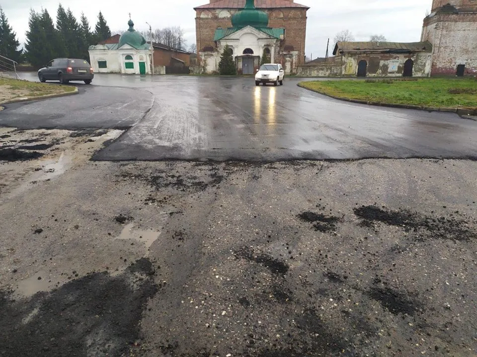 В Ярославской области нетерпеливый подрядчик без контракта уложил асфальт