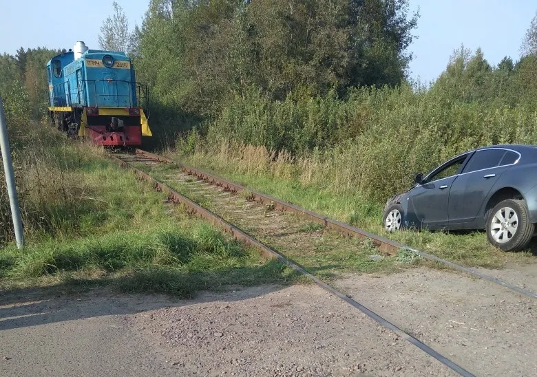 В Ярославской области на переезде тепловоз снес иномарку