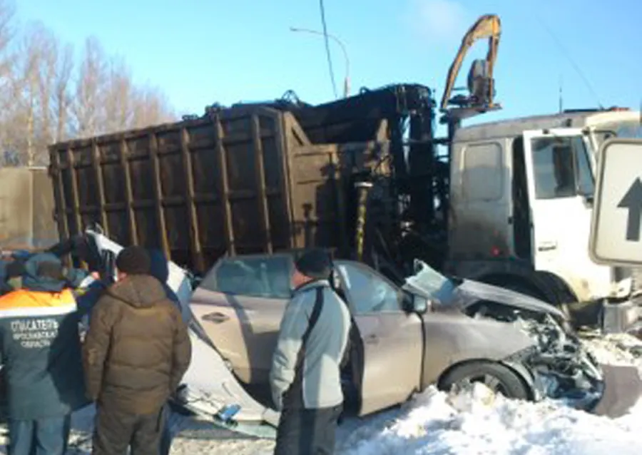 В Ярославском районе «МАЗ» раздавил легковушку