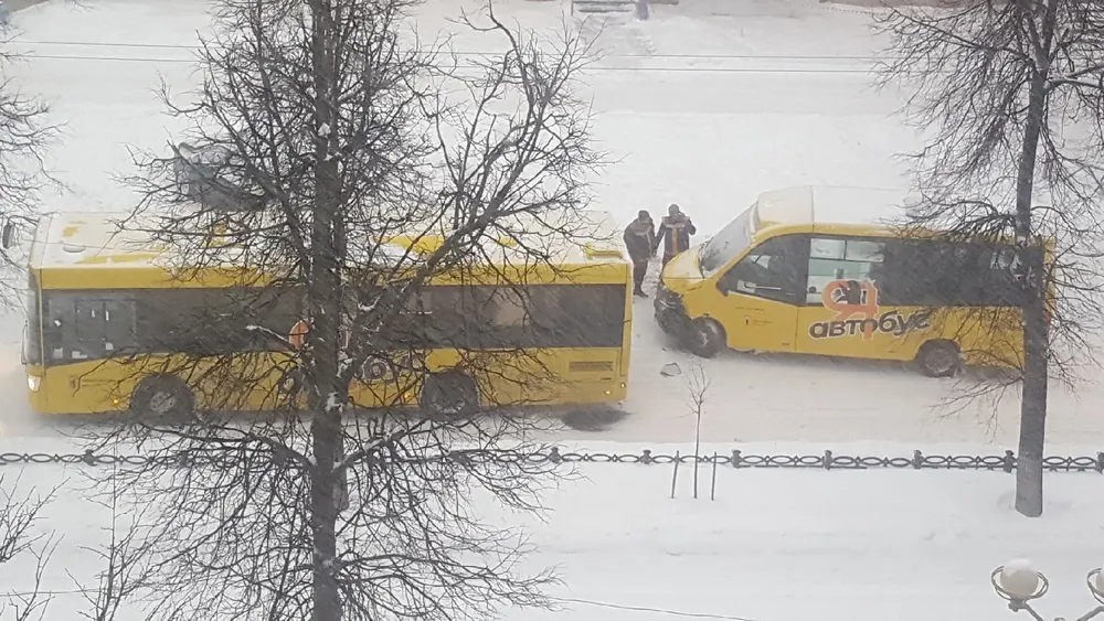 В Ярославле ДТП двух автобусов спровоцировало большую пробку