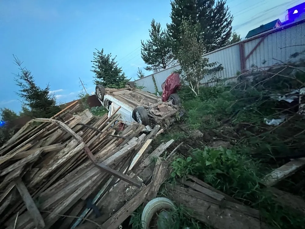 В Рыбинске машина совершила кульбит во дворе