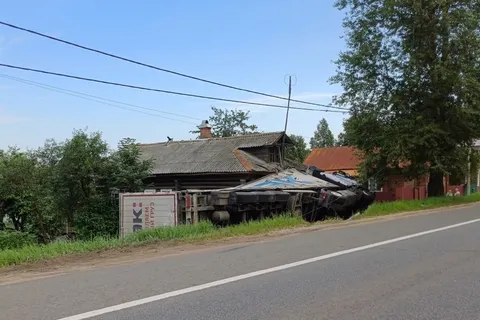 В Ярославской области фура врезалась в деревенский дом