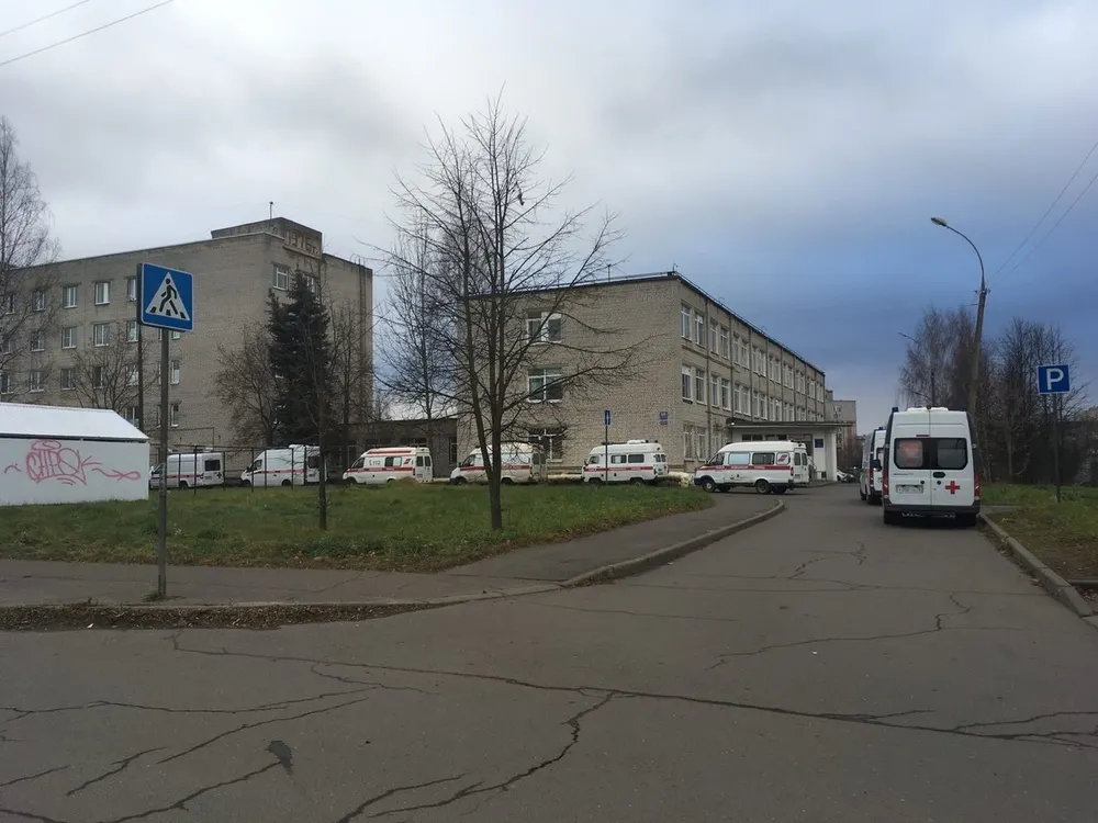 В Рыбинске очередь «Скорых» выстроилась в covid-больницу