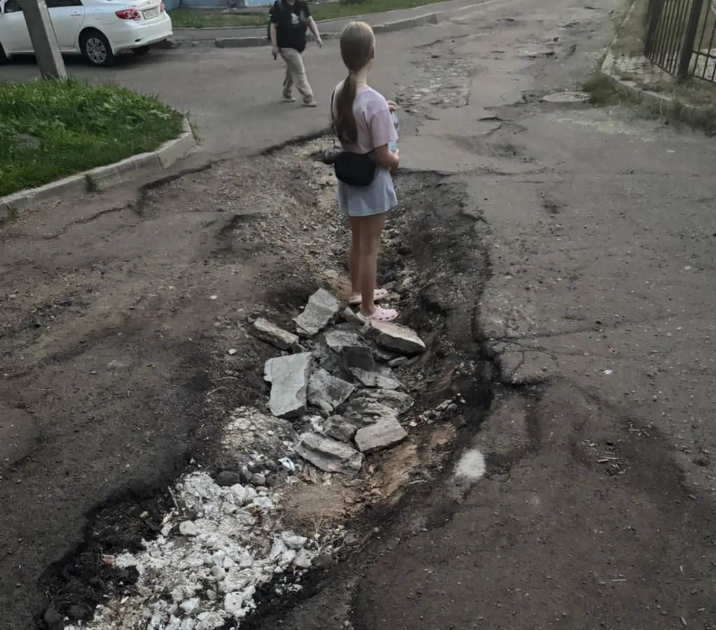Огромную яму на дороге в Ярославле измеряли ребёнком