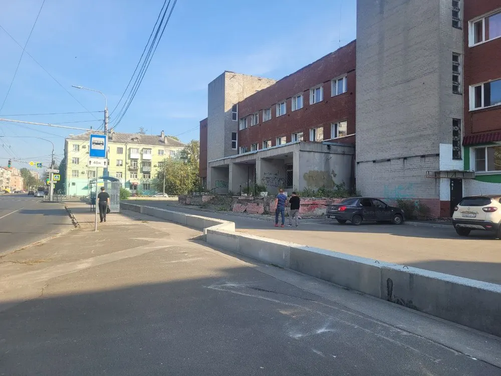 В Ярославле застройщик освободил тротуар возле бывшей бани