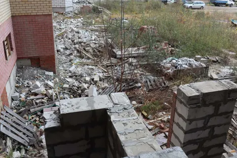 В Ярославле детский омбудсмен требует ограничить доступ к опасному недострою