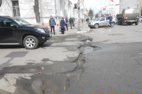 Прокуратура через суд требует отремонтировать дороги в центре Ярославля