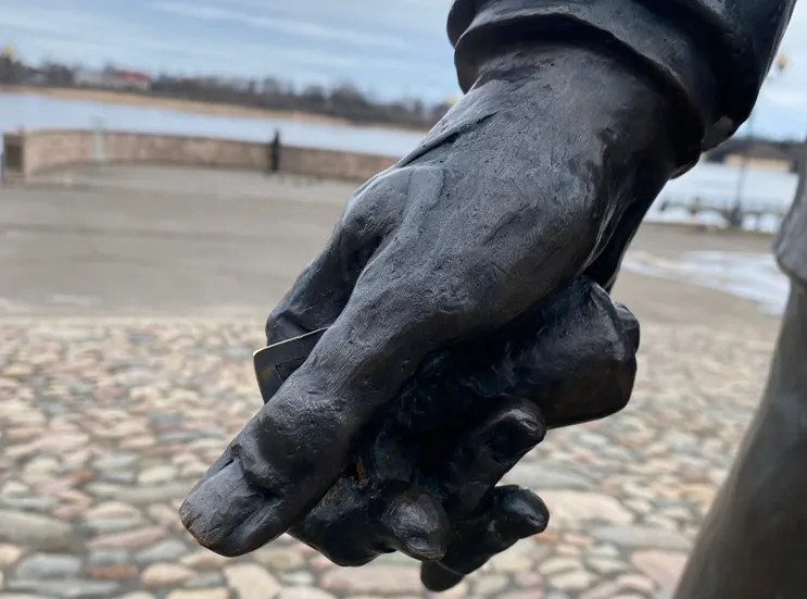 В Рыбинске у памятника Остапу Бендеру украли ключи от квартиры