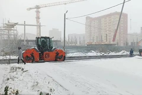 Ярославские подрядчики укладывают асфальт в снегопад