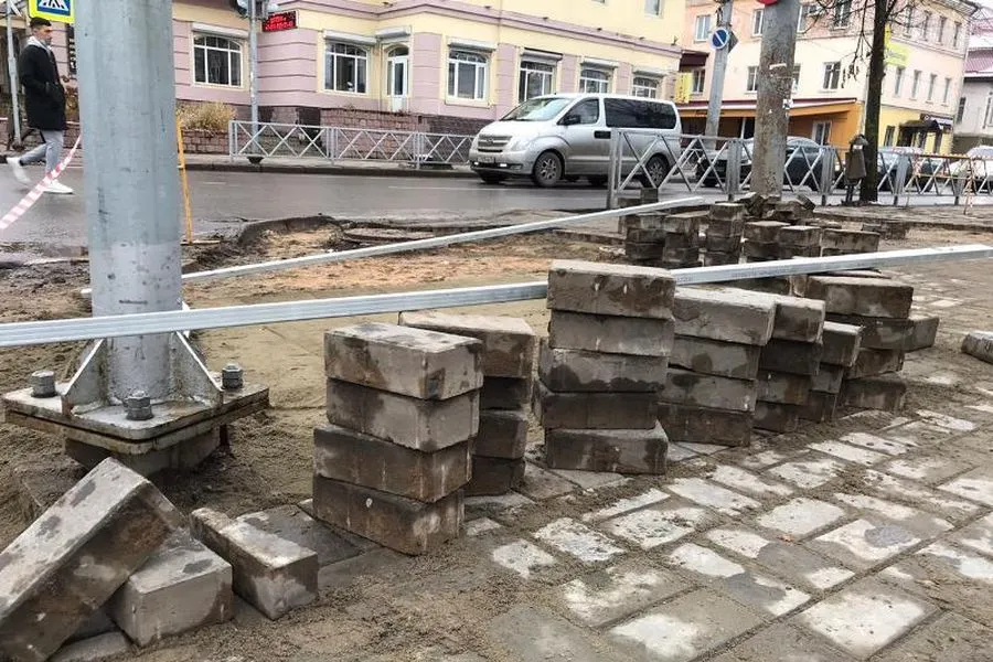 В Рыбинске на сэкономленные средства ремонтируют тротуар