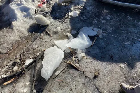 В центре Ярославля льдина протаранила иномарку