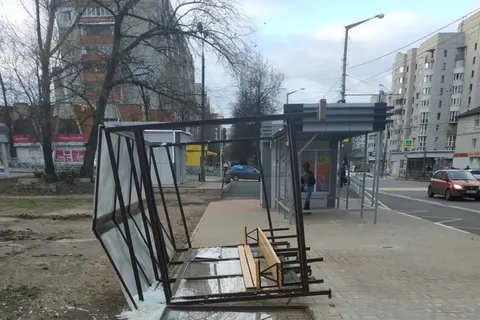 В Ярославле из-за ураганного ветра упала стена подъезда