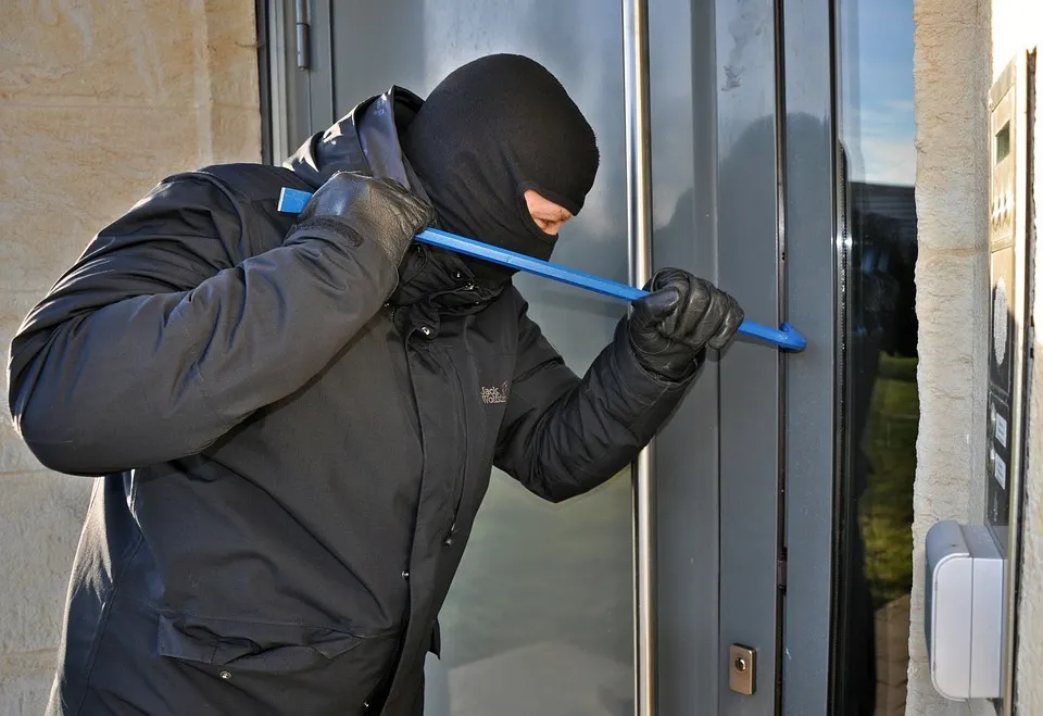 В Ярославской области двое рецидивистов в масках ограбили пенсионерку