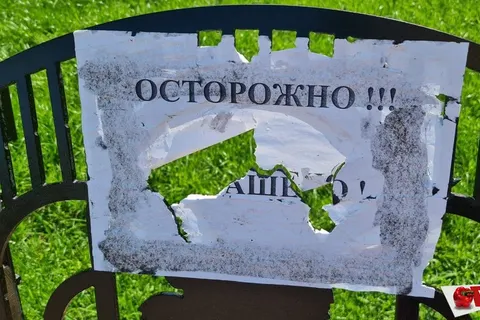 Скамейки в центре Ярославля «украсили» объявлениями «осторожно, окрашено»
