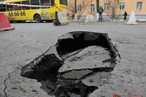 На улице Советской в Ярославле провалился асфальт. С фото