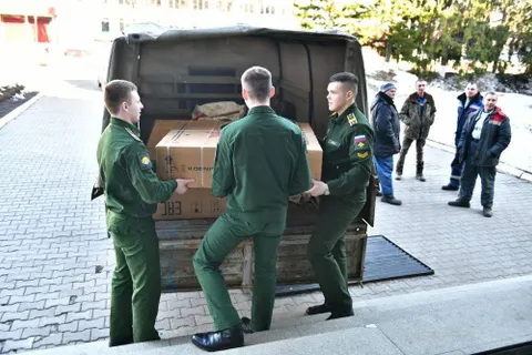 Мэр Ярославля вручил училищу ПВО беговую дорожку