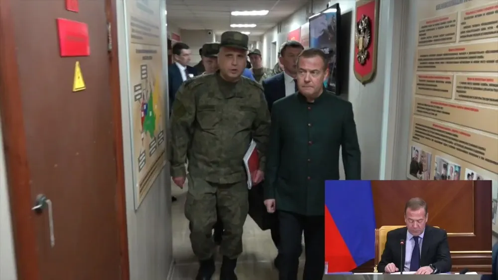 Дмитрий Медведев побывал в ярославском пункте приема контрактников