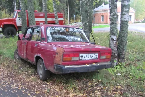 В Ярославской области «Жигули» врезались в дерево