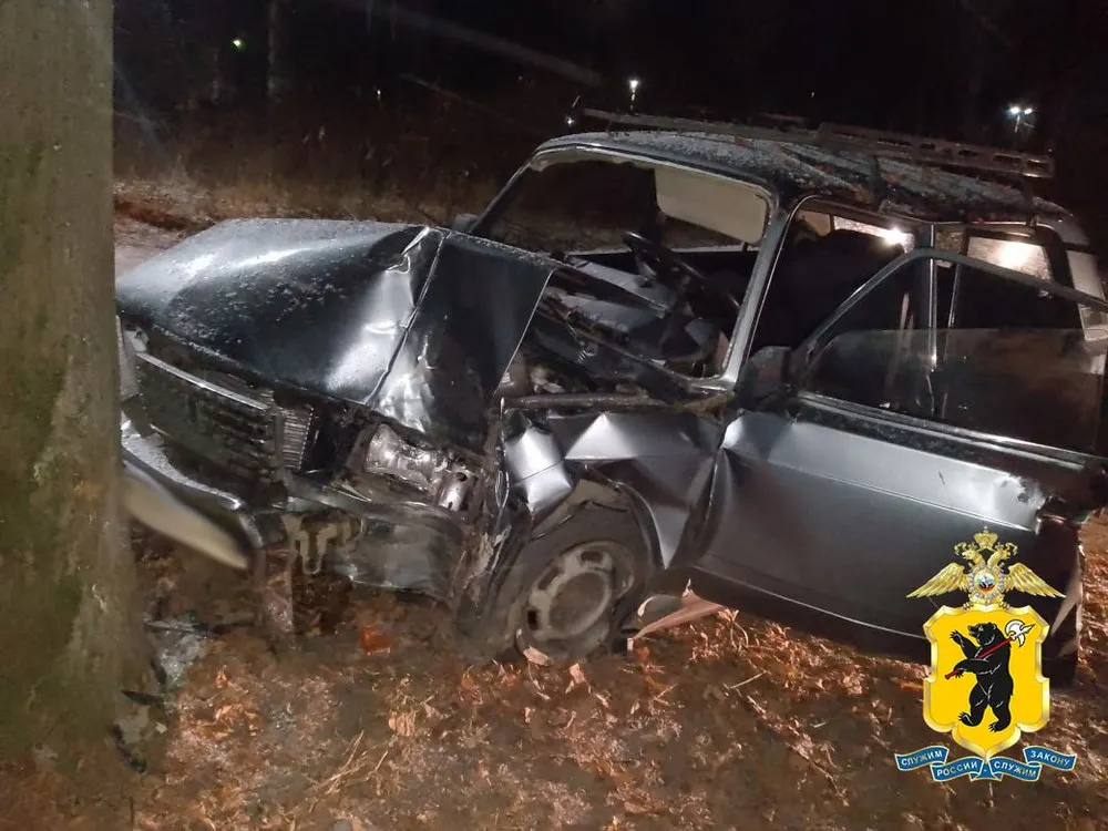 В Ярославле «семерка» врезалась в дерево