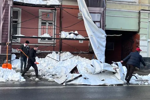 В центре Ярославля снег с крыши рухнул на людей