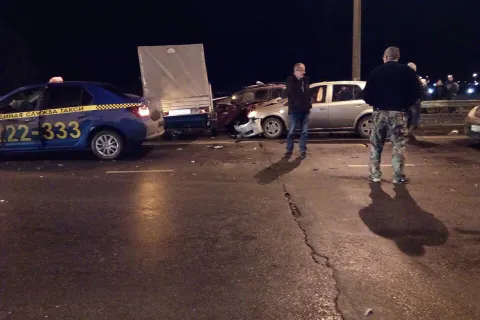 На рыбинском мосту попали в ДТП сразу семь авто: фотографии