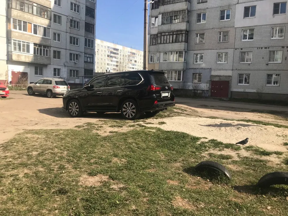 В Ярославле прошли первые рейды по фиксации парковки на газонах  