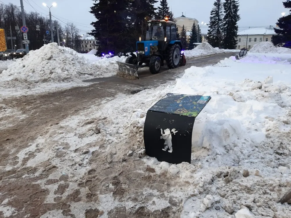Новую туристическую навигацию в Ярославле повредили при уборке снега